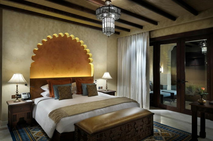 decorazione orientale per il design del letto della camera da letto in bianco con molti cuscini tende spesse in colore bianco