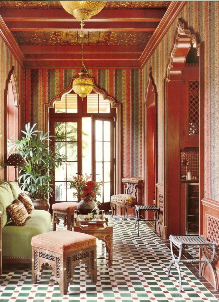 orientalski dekor navdihujoče oblikovanje notranjost v zeleni oranžni rdeči barvni ploščice super zlati lestri veliko okno
