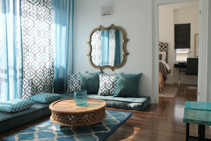 oosterse deco ideeën woonkamer design inrichting in wit blauw turquoise en bruin houten tondel tafel spiegel