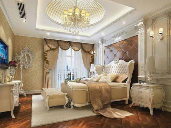 Decorazioni viventi orientali nella lussuosa camera da letto, soffitto, specchio, armadi lustri, tendaggi, lusso