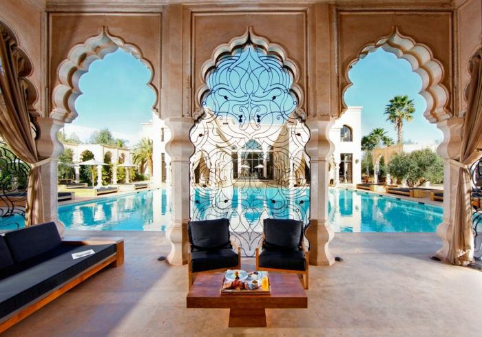orientaliska tyger trädgård i orientalisk stil dekorativa gitter design av trädgården svarta fåtölj pool