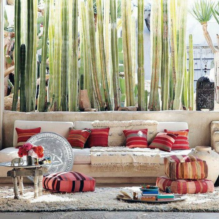 Marokkaanse lampen ontwerpen ideeën bank met tapijt tegen het subtiele meubilair kleur kleurrijk kussen zitkussen koffietafel bloemen