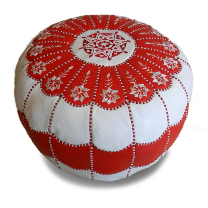 Puff i hvitt og rødt lær med dekorative søm i to farger og hvite blomstermotiver