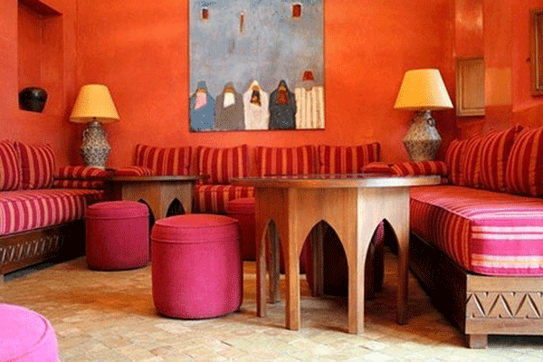 roșu-pereți marocan mobilier în cameră