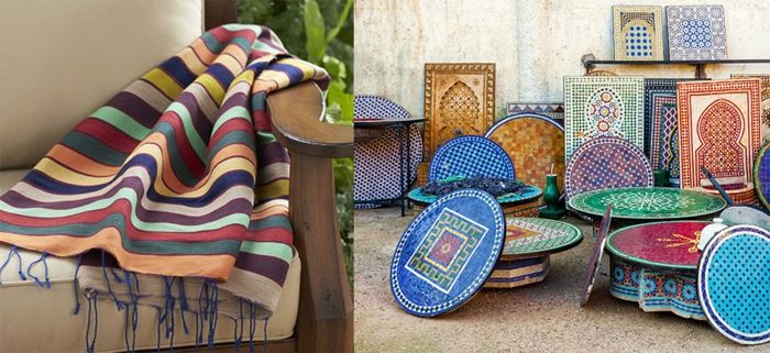 Orientalny pokój dzienny - typowy marokański meble z mozaikami w kontrastowych kolorach, orientalne meble - okrągłe stoliki mozaiką, drewniany fotel z dwoma poduszkami w kolorze szarym beżowy koc i kolorowe paski