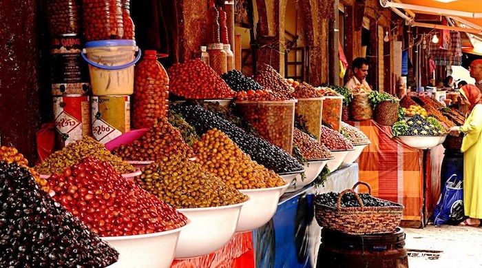 marocchino rabat shopping al mercato aperto andare trattative di erbe e dolci