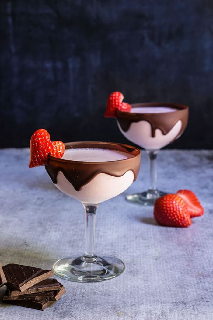 Martini med sjokolade og jordbær, cocktailoppskrifter for hver sesong, deilig og attraktiv