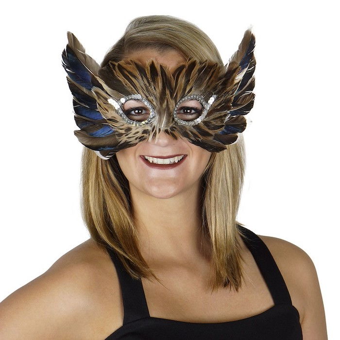 Cadılar Bayramı için gerçek - havalı maskeler gibi görünen tüylü bir baykuş maskesi