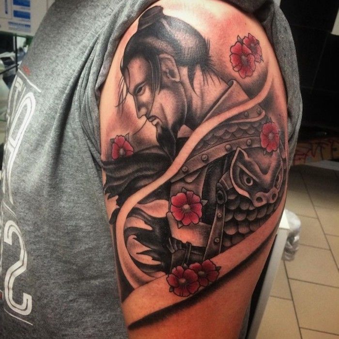 bojovník tetovanie, šedé tričko, muž s čiernymi vlasmi, červené kvety