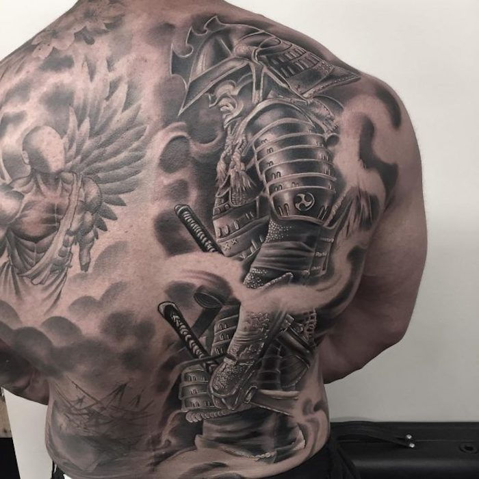 tillbaka, rygg tatuering, man med vingar, samurai, svärd, hjälm