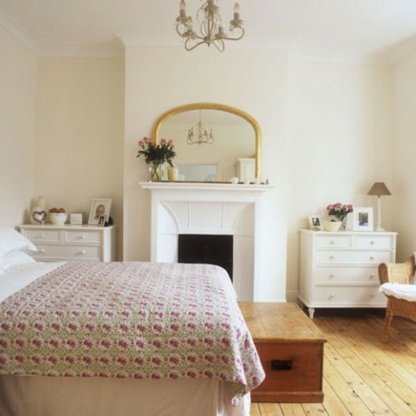 Country-style spalnica - bela ognjišče in lepe vrtnice na njej