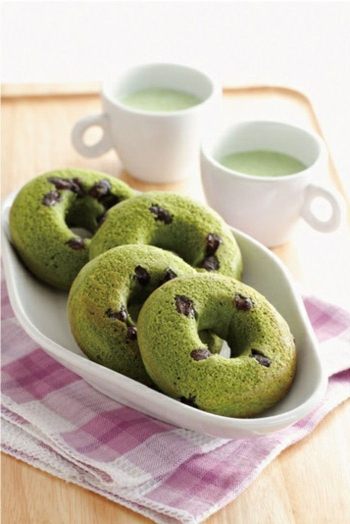 matcha-oppskrifter-grønn-kjeks-ringer-fra-matcha-og-sjokolade-melk-tipp-serviett-i-lilla og hvitt