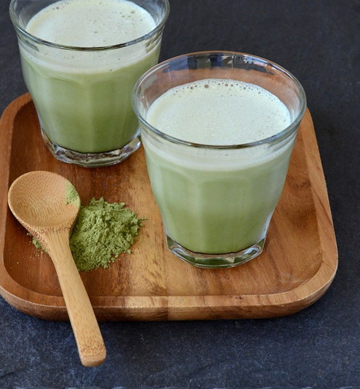 matcha-oppskrifter-grønne smoothies-i-to-glans-med-skum-deilig-og-sunn-frokost: