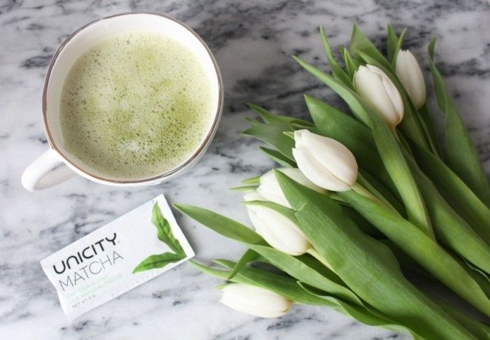 Matcha-recepty-matcha-nápoj zelený čaj-s-bielo-tulipán ako deco-krásne dopoludnie