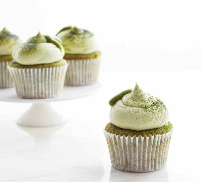 matcha-oppskrifter-mini-muffins-pynte-matcha-in-deig-og-farge-dessert i-deco-krem-for-vakre-gr