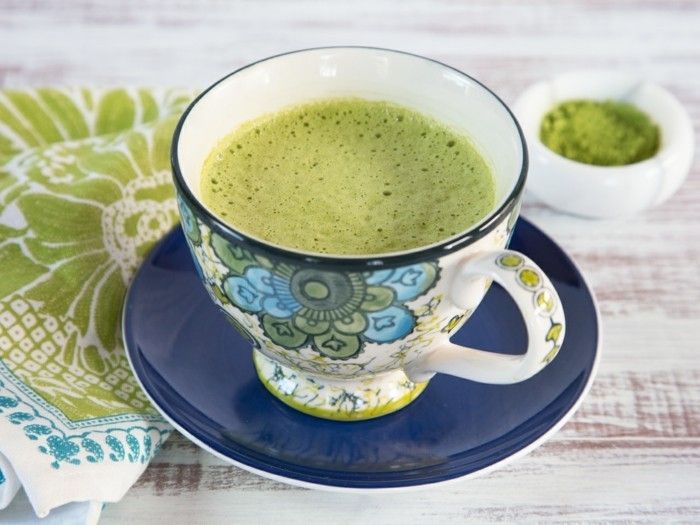 matcha shake-japansk grønn te-i-en-liten-cup-in-kinesisk-porzelan