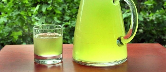 matcha shake-tee-i-sommer-kald-out-of-japansk grønn-te-glass-i-hagen