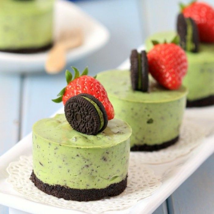 matcha-te-oppskrifter-mini-ostekake-terte-grønn-med-liste-of-sjokolade-og-kjeks-og-deco-oreo cookies-og-jordbær