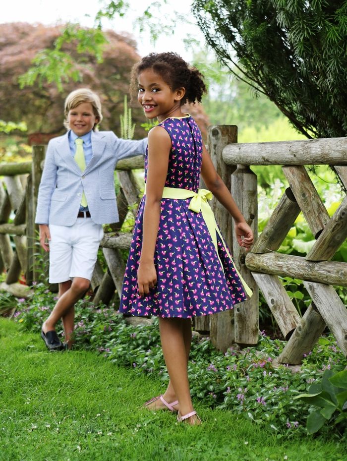 Barnemote sommer 2017, jenter klær-lilla kjole med gult bånd, gutteklær med korte bukser