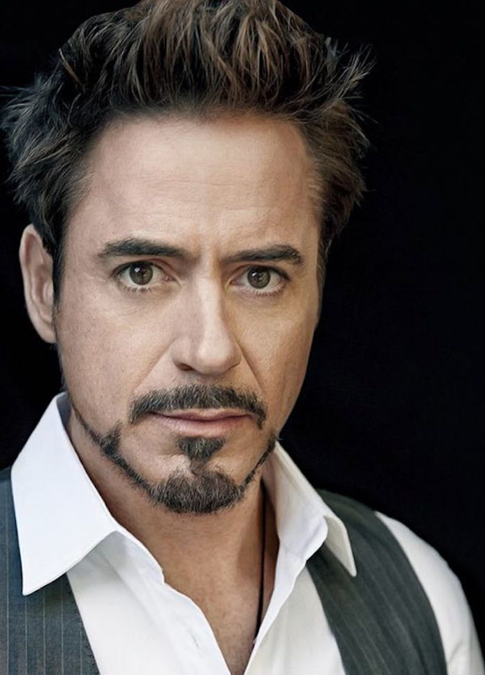 Robert Downey Jr. med ankerbære, peket hår, svart bakgrunn