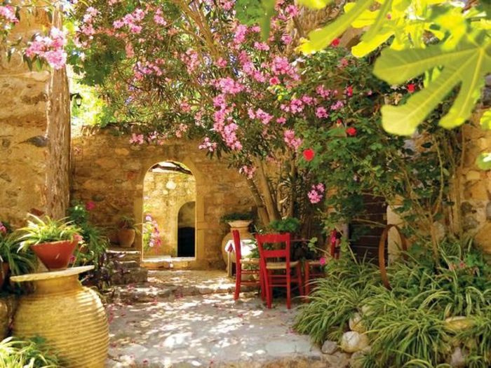 Mediterranean Dizajn záhrady kvetín s keramickým červené stoličky