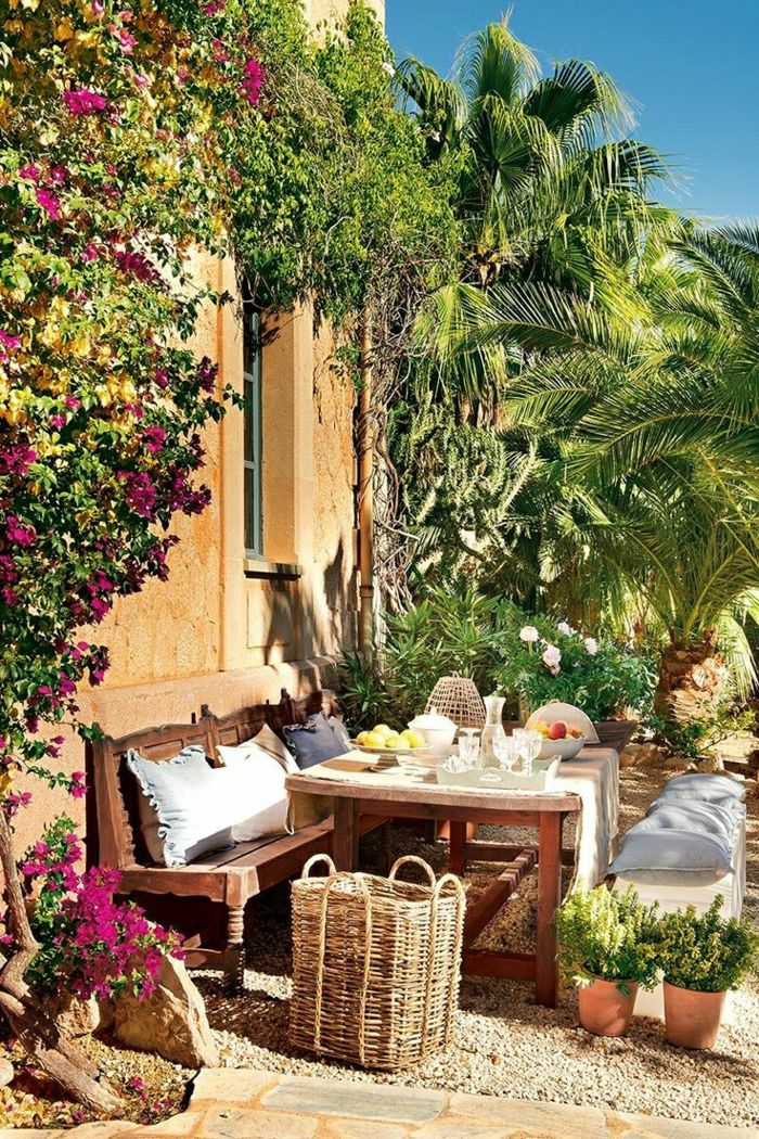 Jardim Mediterrâneo-casa velha-madeira-móveis-fruta-óculos rattan vasos de flores da palma pedras decorativas