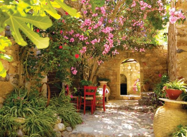 Mediterrane tuin-tafel-met-stoelen - planten