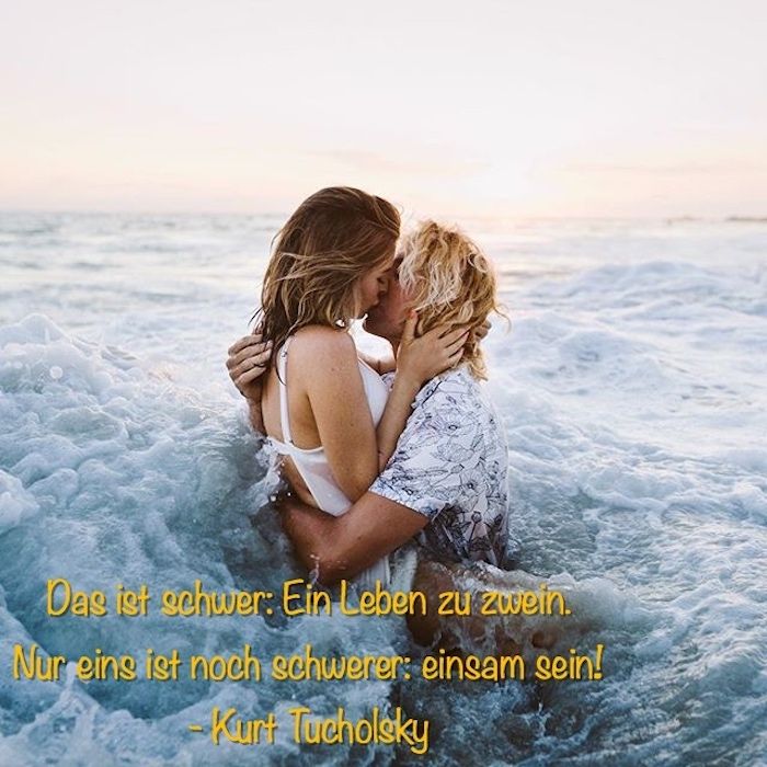 Zdjęcie z wielką miłością powiedziane przez Kurta Tucholsky'ego i kochającą parę na morzu