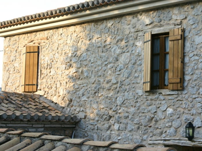 multipiano finestra casa in pietra negozi in legno