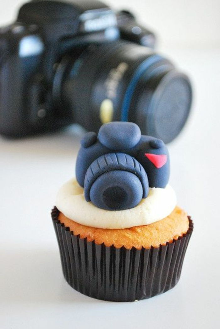 liten cupcake dekorert med svart fondant kamera
