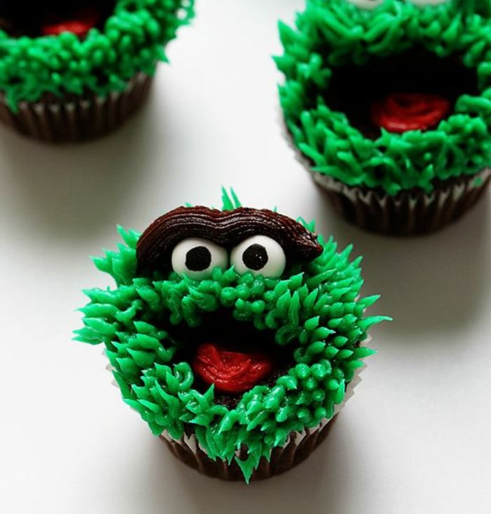 muffin dekorert som grønt monster laget av krem