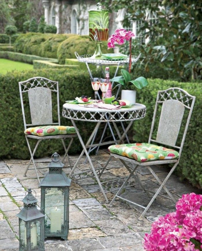 my-vackra-garden-bistro-table-med-stolar-två-ljus-hållare