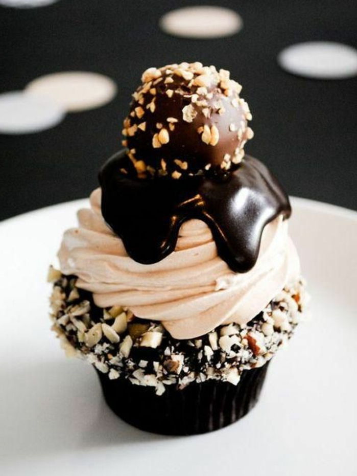 sjokolade cupcake med nøtter, sjokolade og krem ​​dekorere