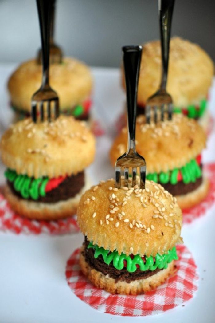 Kule cupcakes dekorert som små burgere