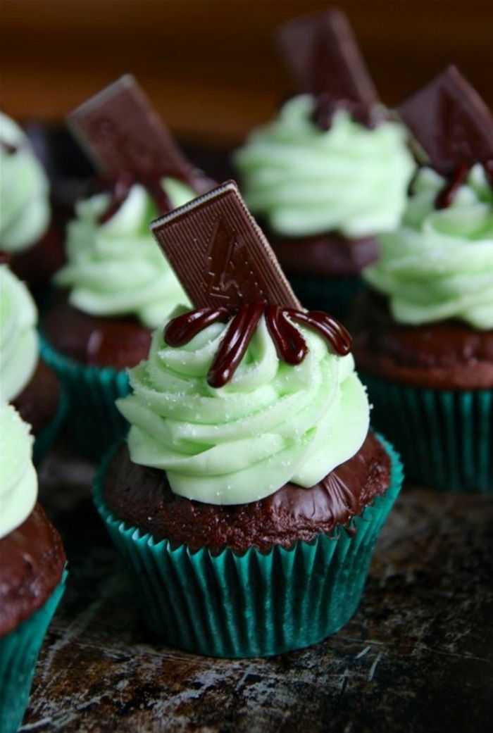 sjokolade cupcake dekorert med grønn krem ​​og et stykke sjokolade
