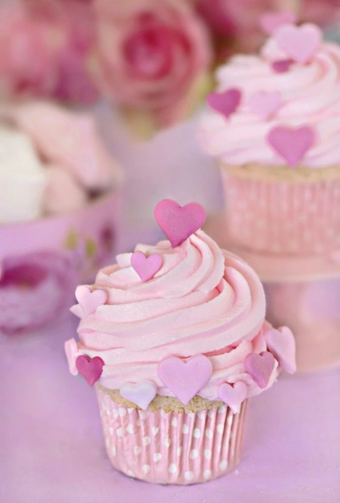 cupcake dekorert med rosa fondant og krem ​​hjerter