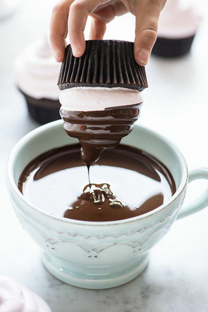 brioșă de ciocolată cu cremă albă, decorată cu ciocolată