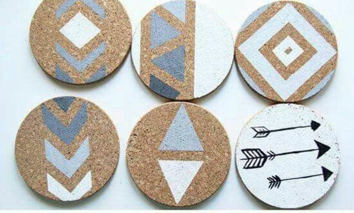Lag memo selv, dekorere små runde pinplater laget av kork med maling
