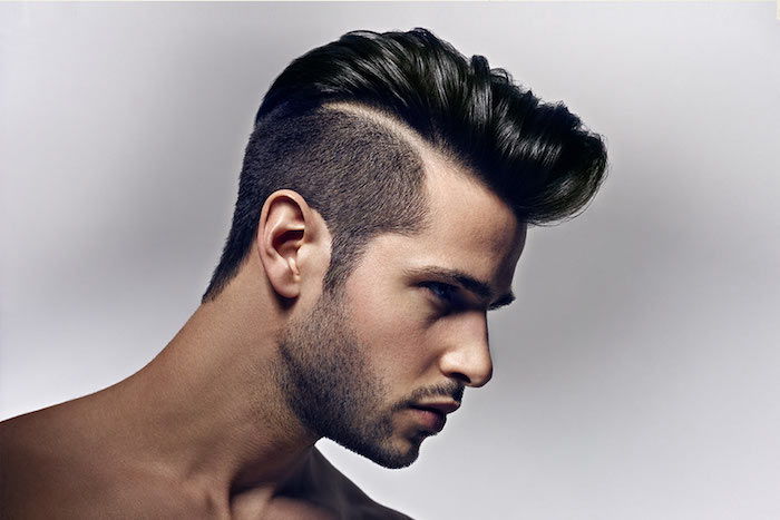 Sidecut frisyrer Modern variation av den tidigare Schmalztolle frisyren svart hår