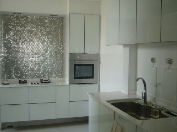 design argintiu pentru oglinzi de bucătărie