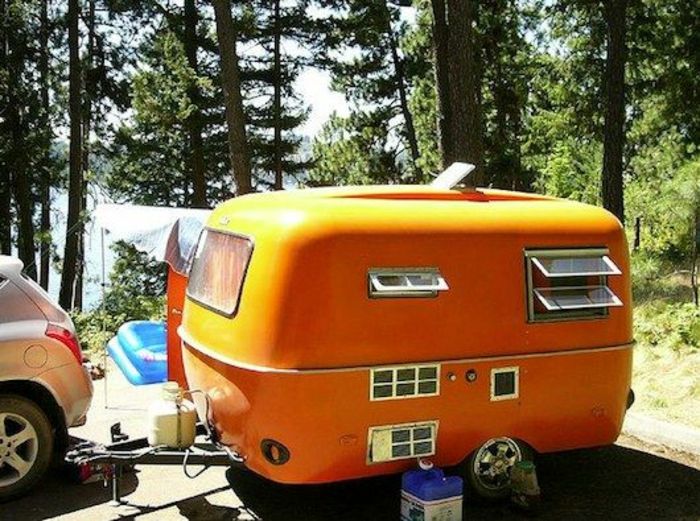 mini-karavana-oranžno-model v-gozdu
