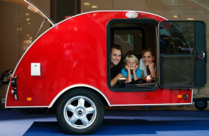 roșu-design-oameni mini-caravană în ea