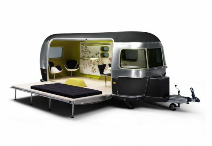 mini karavanas-Ultra-modernus modelis-ir-background-in-balta