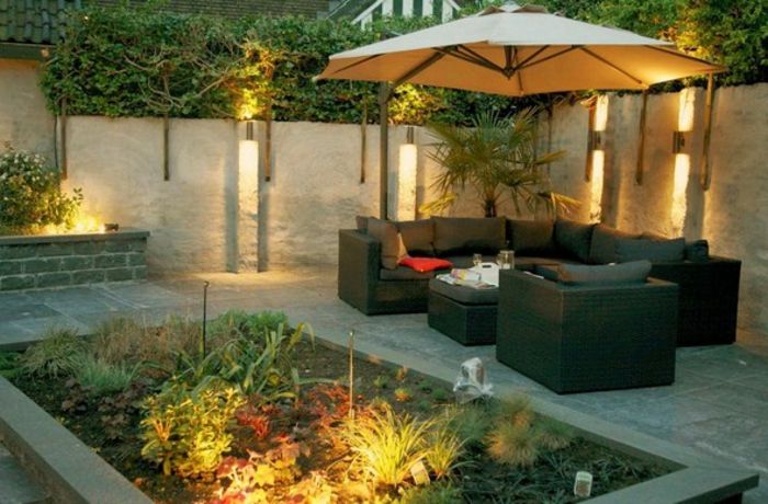 Purist garden - birçok yeşil bitki ve şık bahçe mobilyaları ile iyi aydınlatılmış bahçe