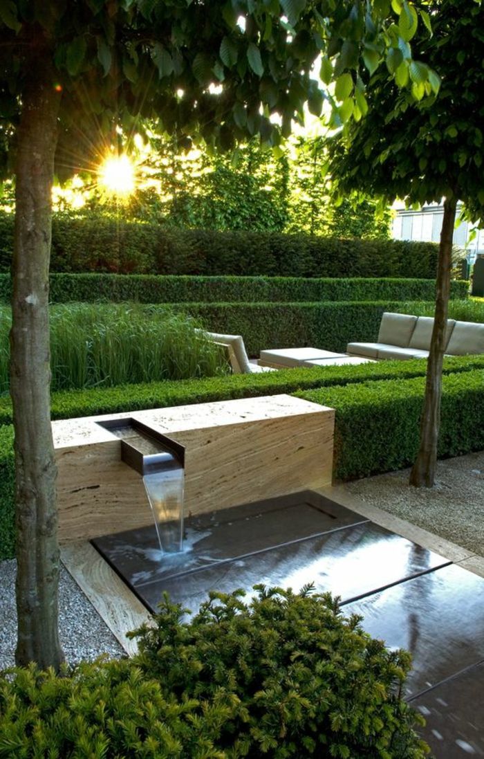 bir su özelliği arka planda gün batımı duruyor - modern ön bahçe
