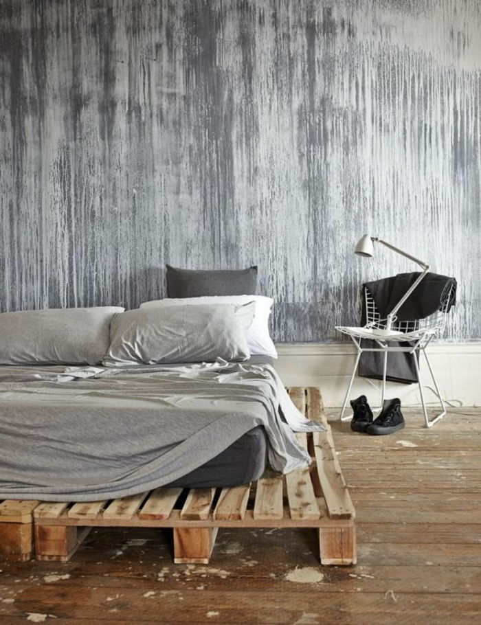 minimalistična spalnica notranje sivi odtenki branje svetilka Designer stol-Euro palete posteljo