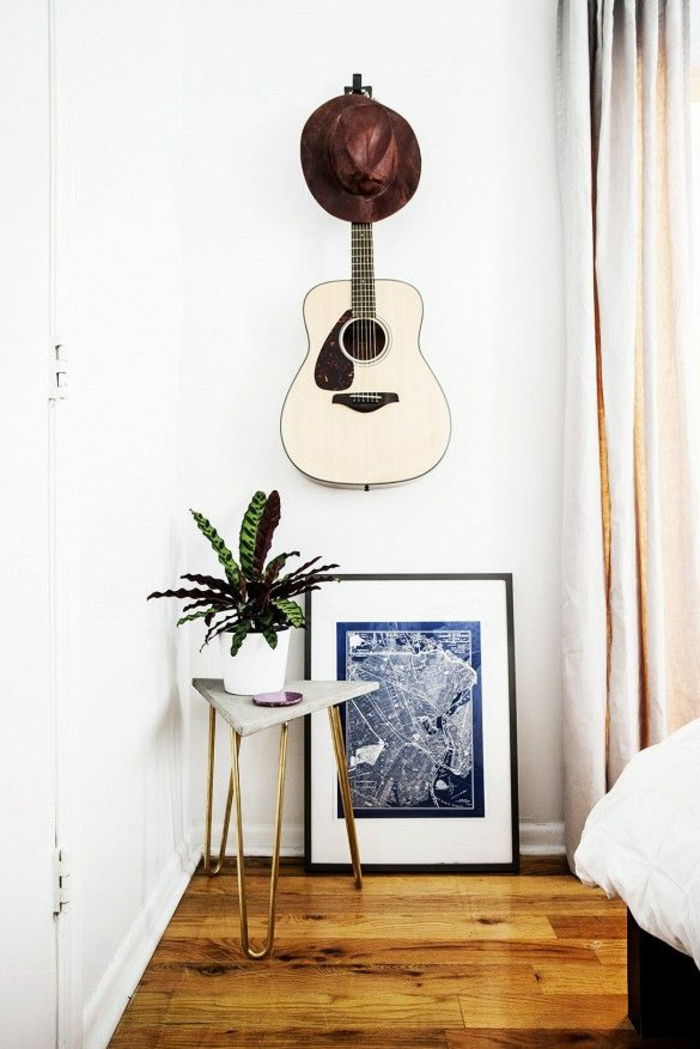 minimalistična spalnica izvirno zid oblikovanje rjav klobuk in belo-akustična kitara