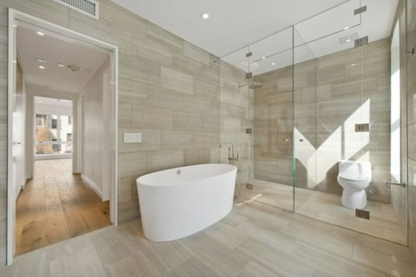 minimalistisk-bad-glas duschvägg-plattor-holzoptik-