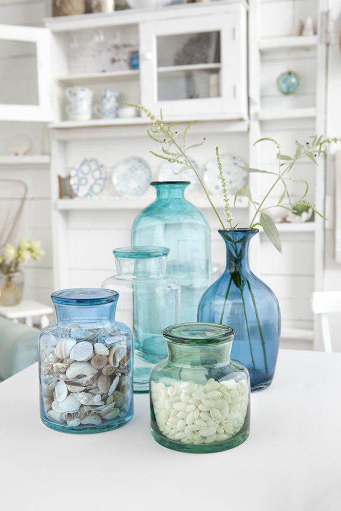 met-blauwe glazen vazen ​​decoreren-schelpen planten