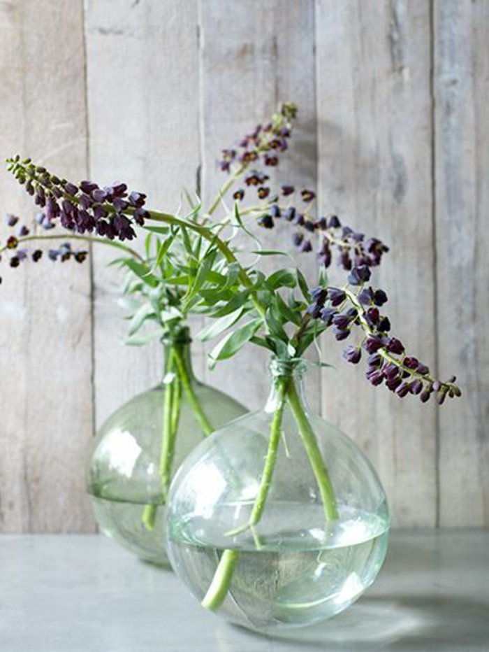 met vazen-decoreren-bolvormige-potten met bloemen-glas